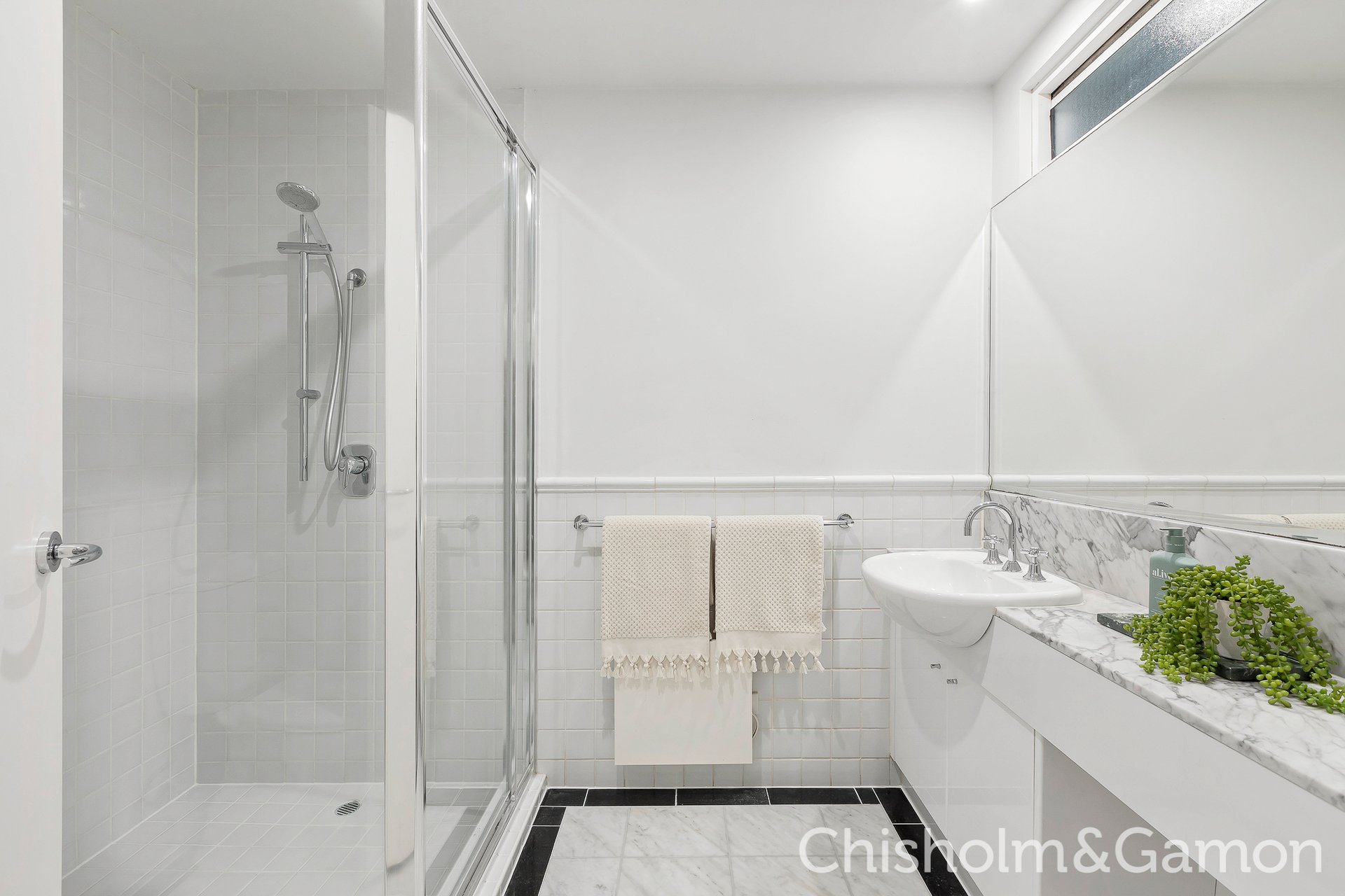 2/21 Marine Parade, St Kilda image 9