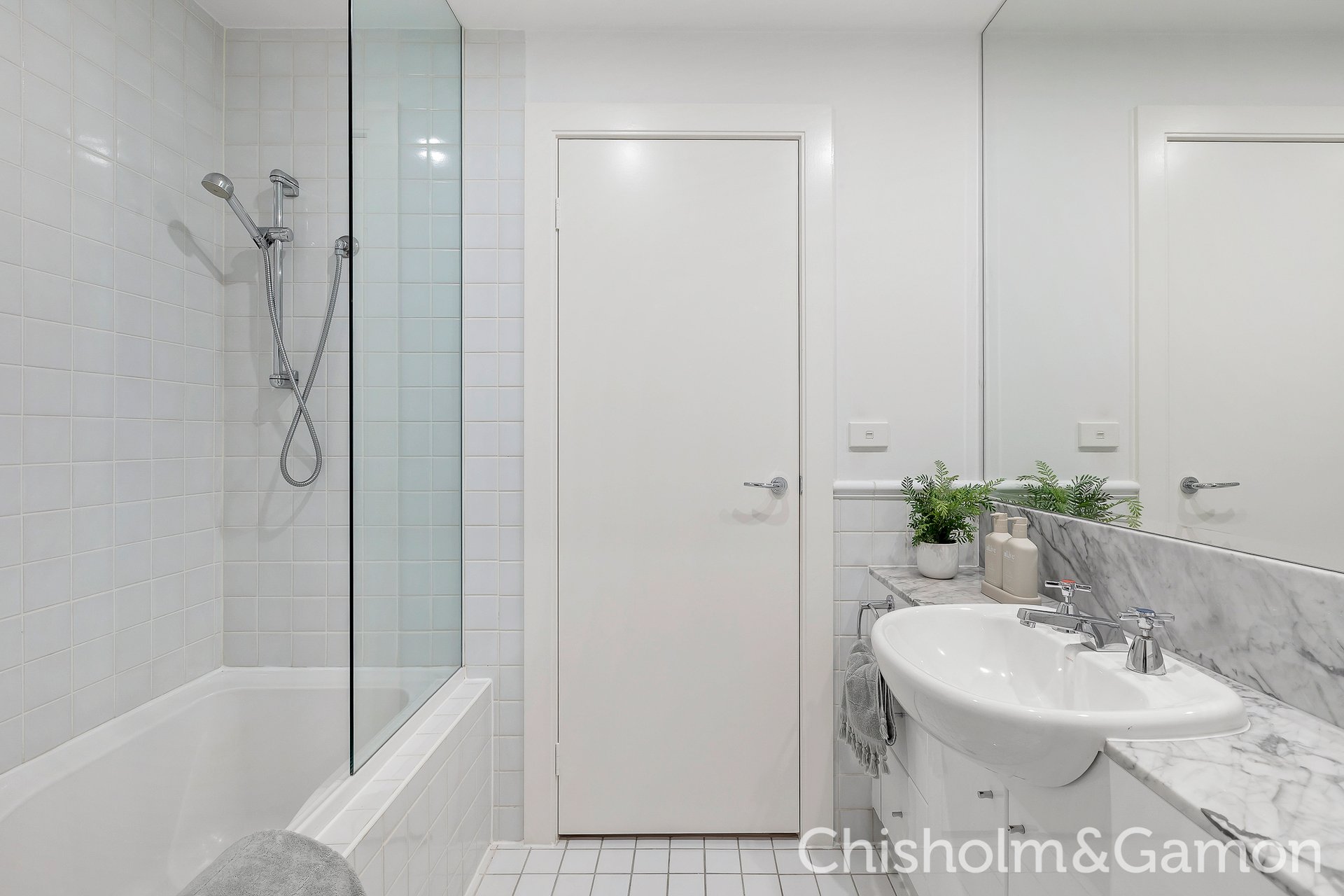 2/21 Marine Parade, St Kilda image 11