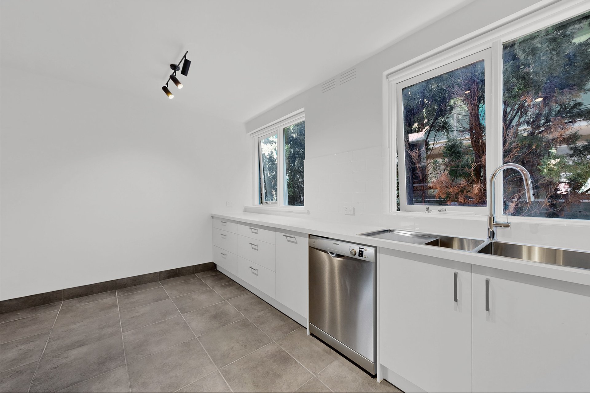 2/211 Brighton Road, Elwood image 9