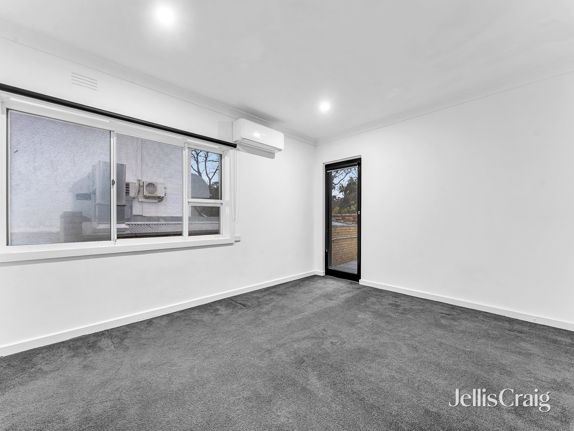 2/215 High Street Road, Ashwood image 1