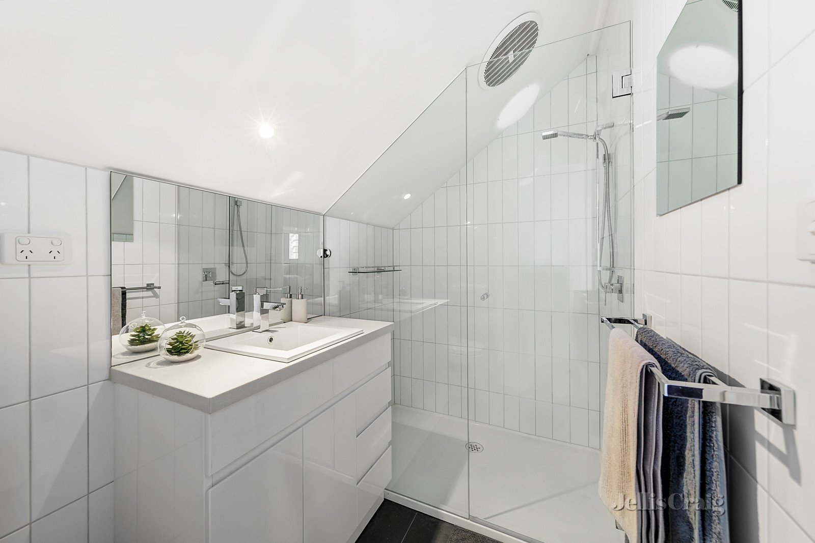2/215 Mont Albert Road, Surrey Hills image 6