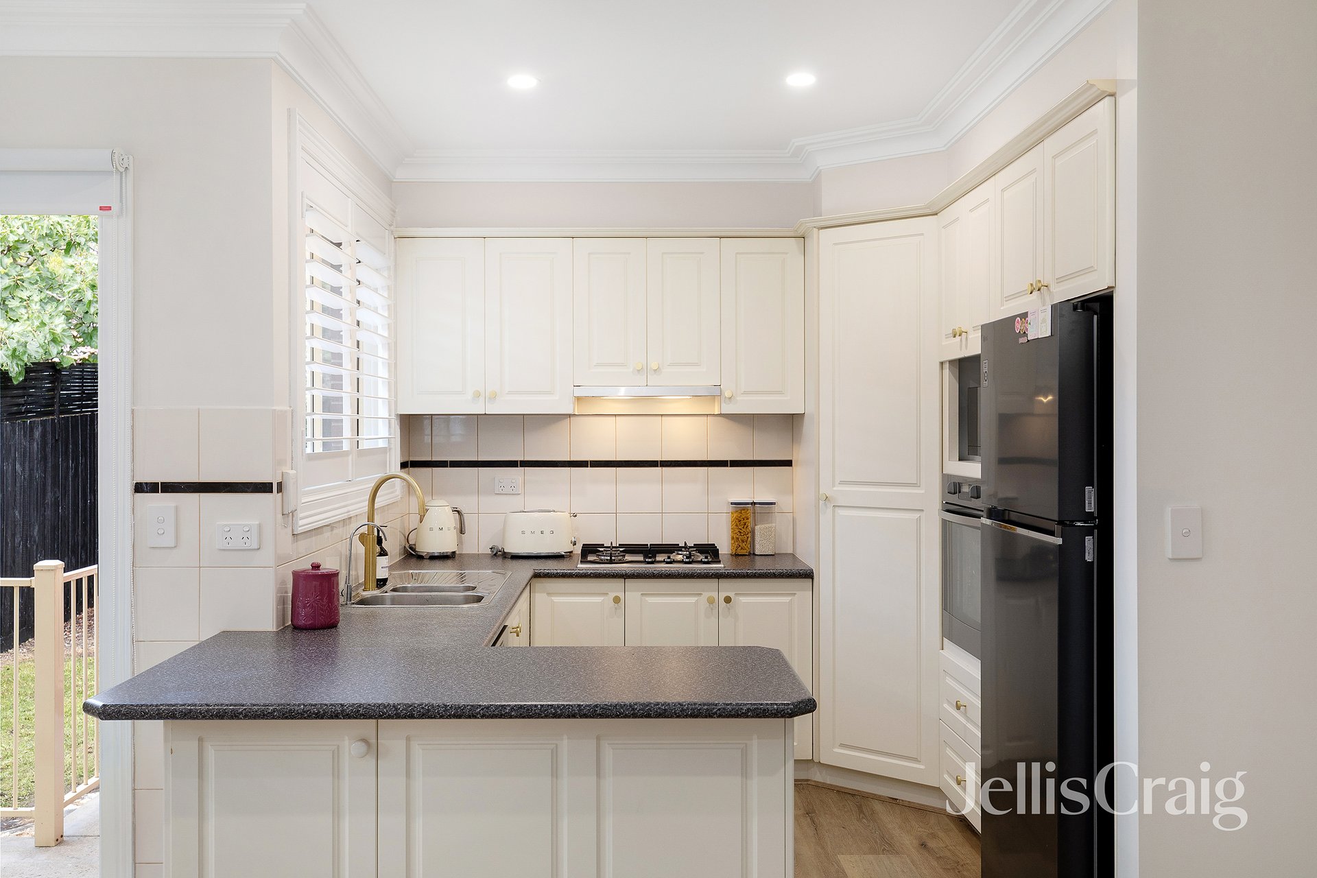 2/219 Waterdale Road, Ivanhoe image 2