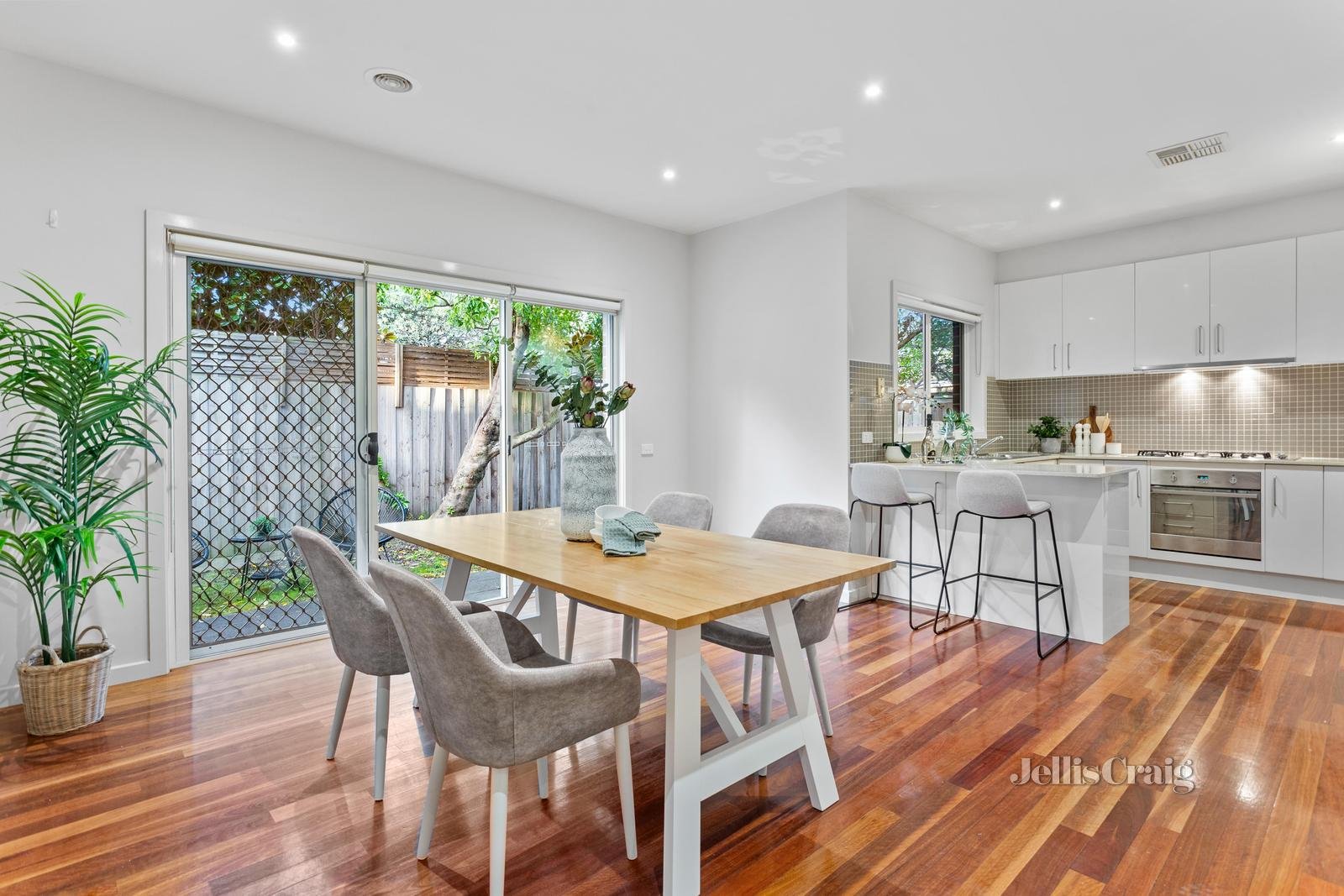 2/22 Hilton Street, Mount Waverley image 4