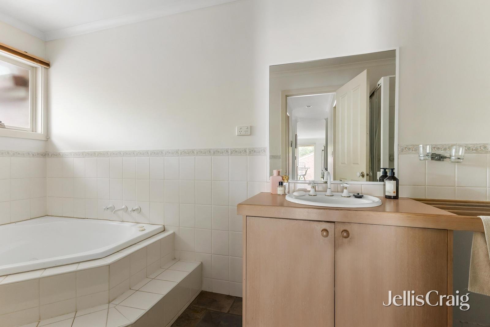 2/22 Nicholson Close, Research image 8