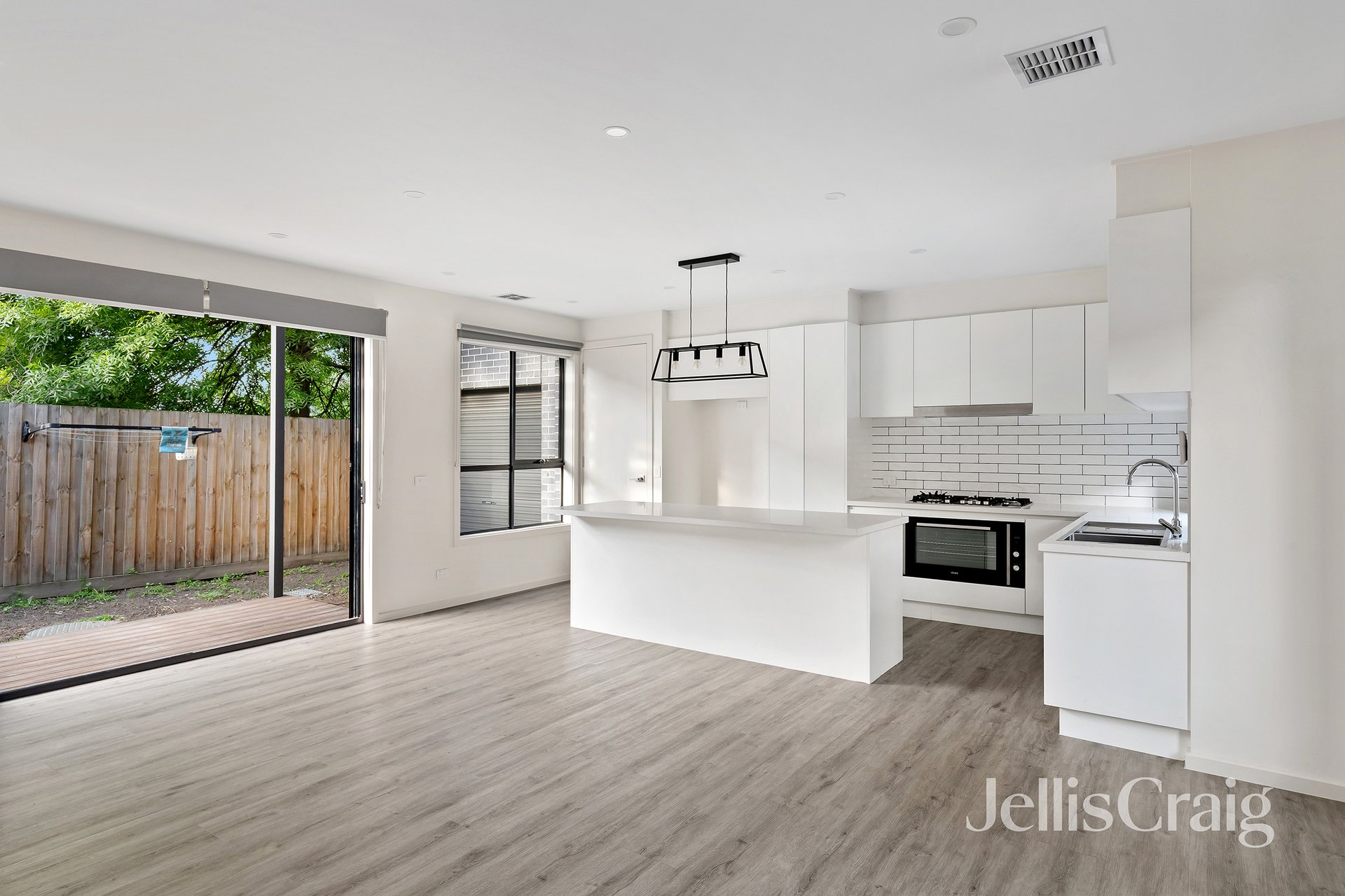 2/224 Waiora Road, Rosanna image 3