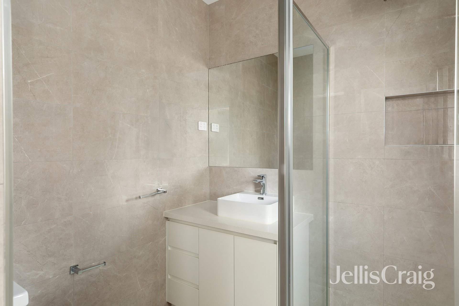 2/224 Waiora Road, Rosanna image 7