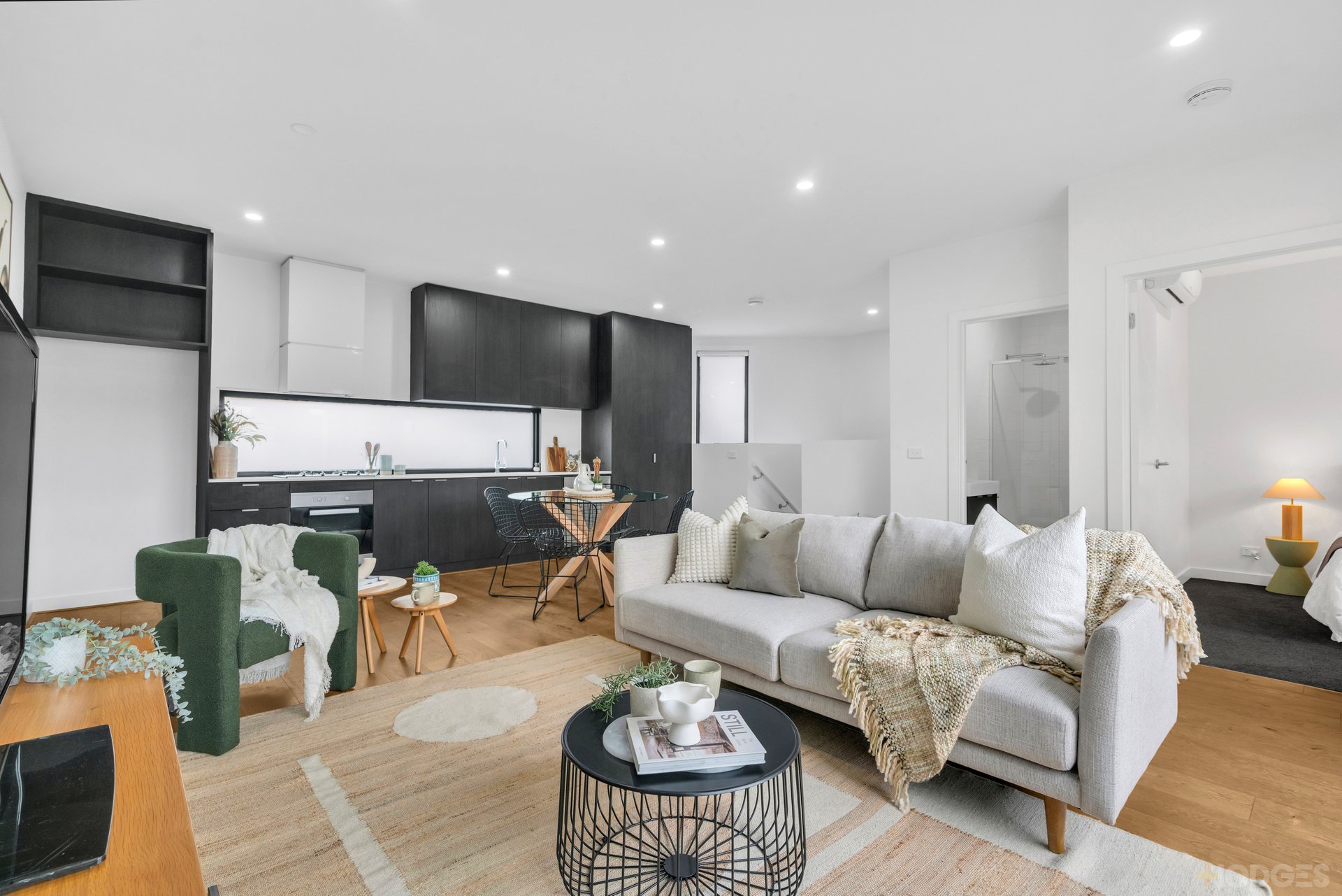 2 / 23 Jean Street Cheltenham