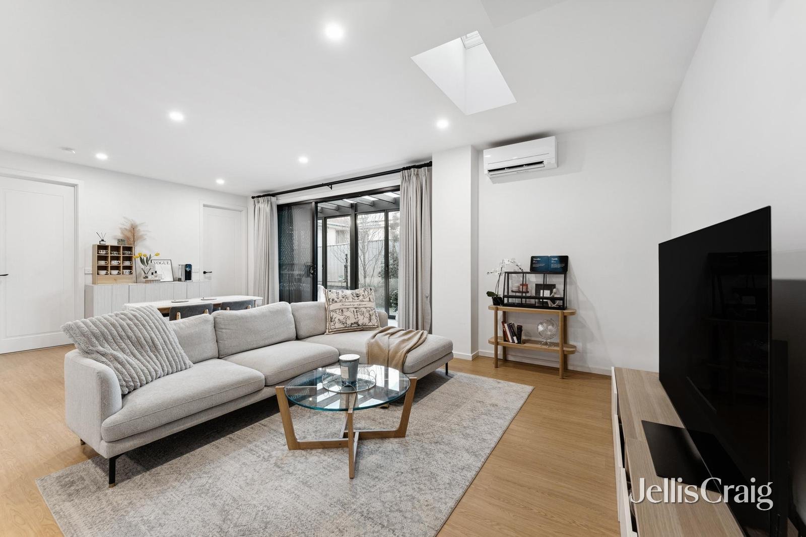 2/23 Thea Grove, Doncaster East image 2