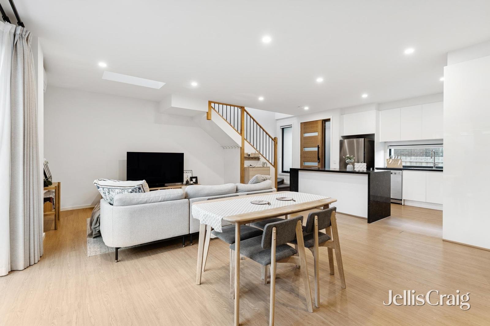 2/23 Thea Grove, Doncaster East image 4