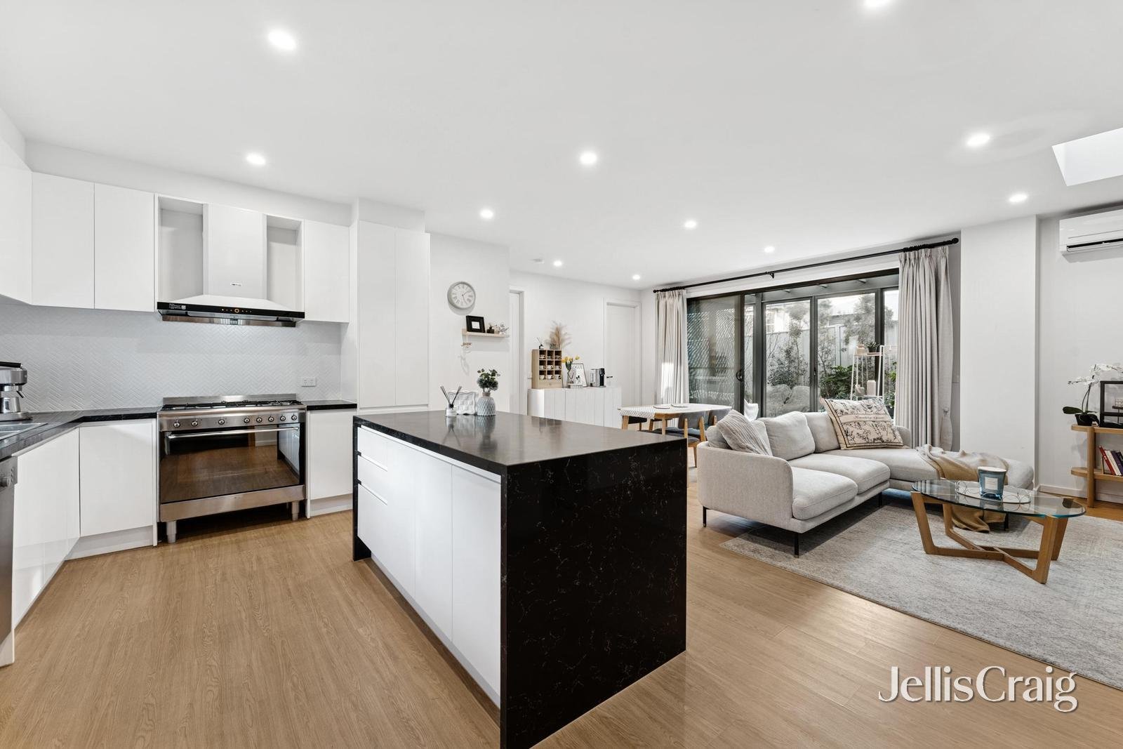 2/23 Thea Grove, Doncaster East image 5