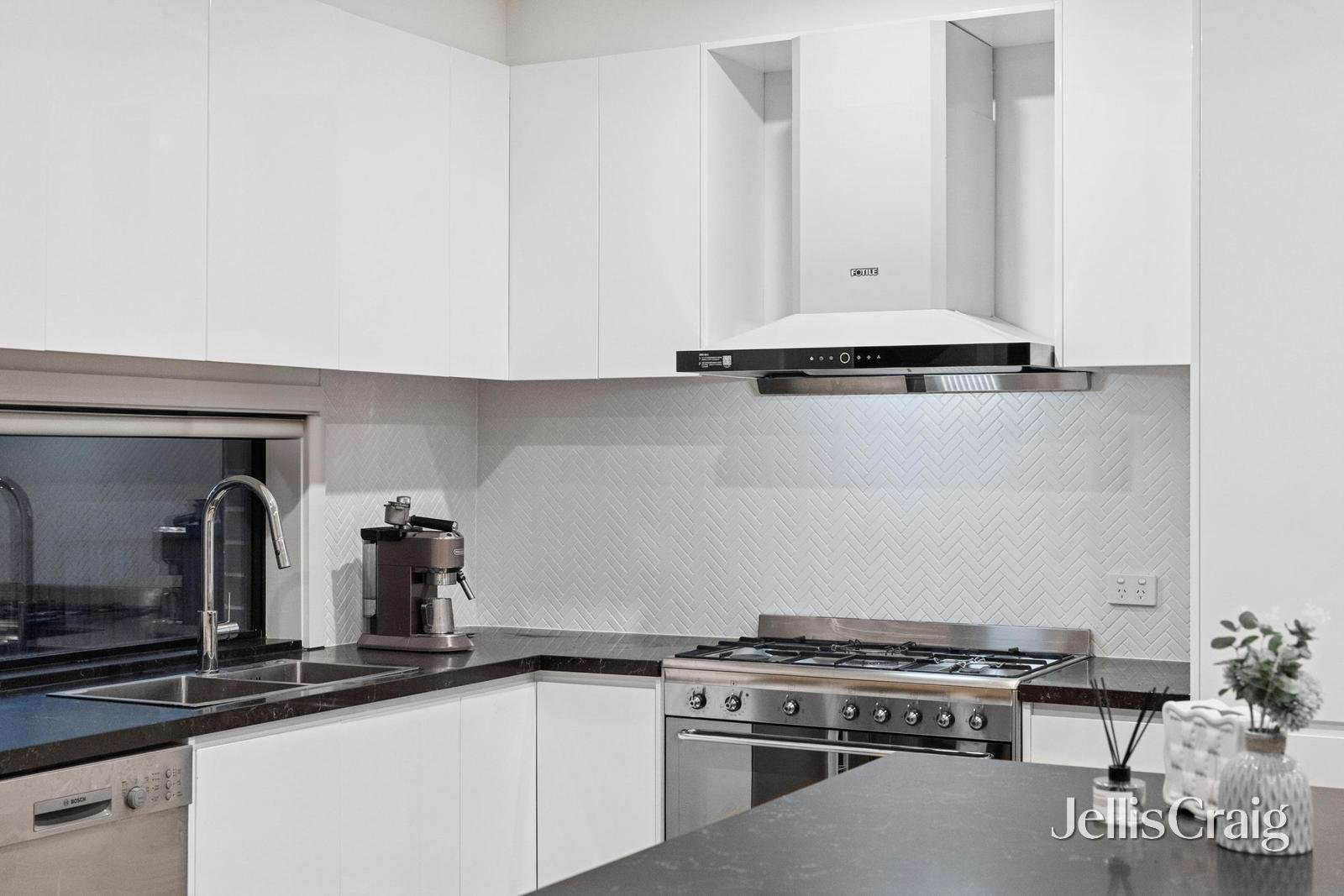 2/23 Thea Grove, Doncaster East image 6