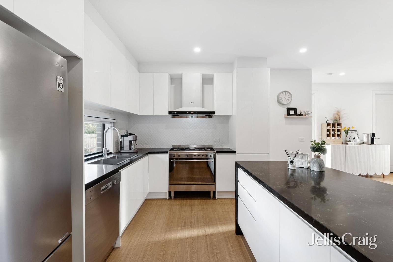 2/23 Thea Grove, Doncaster East image 7