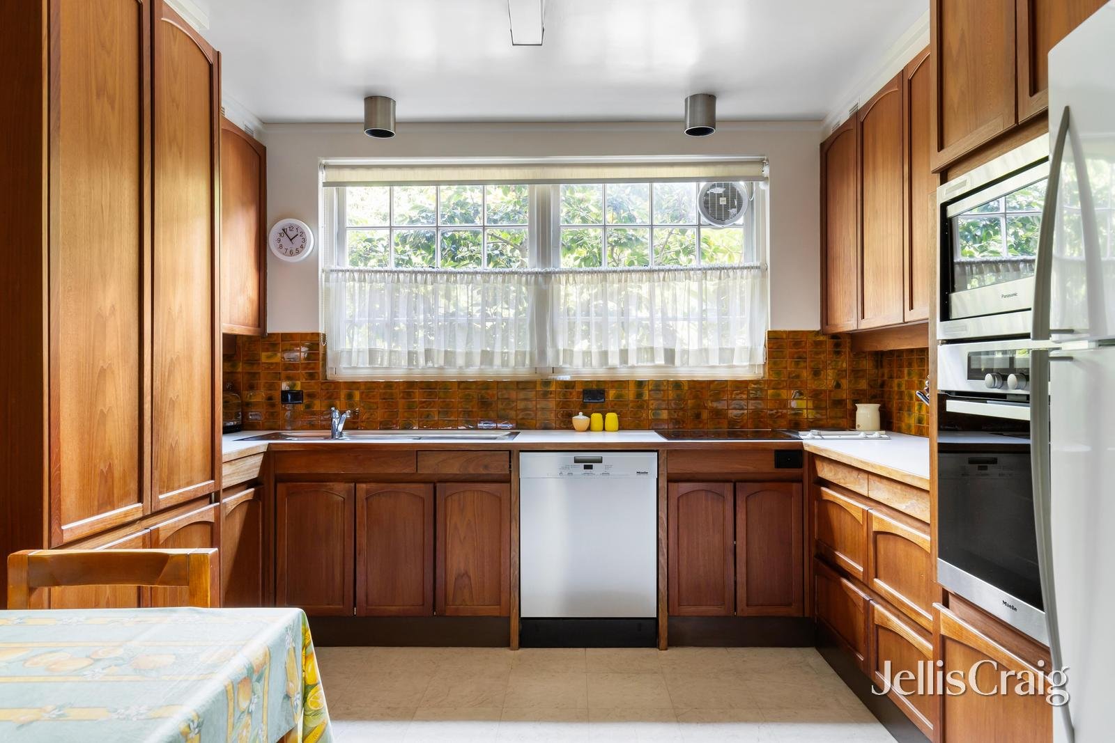 2/23 Wallace Avenue, Toorak image 3