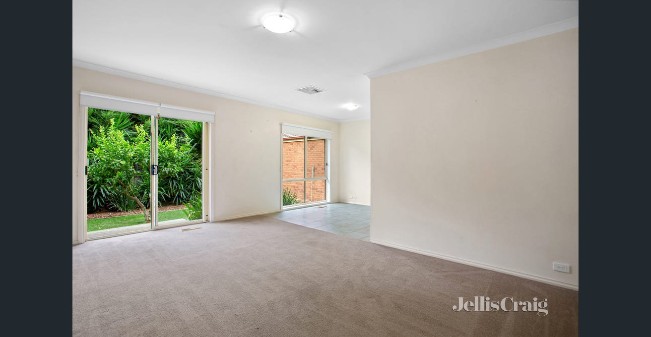 2/233 Nepean Street, Greensborough image 3