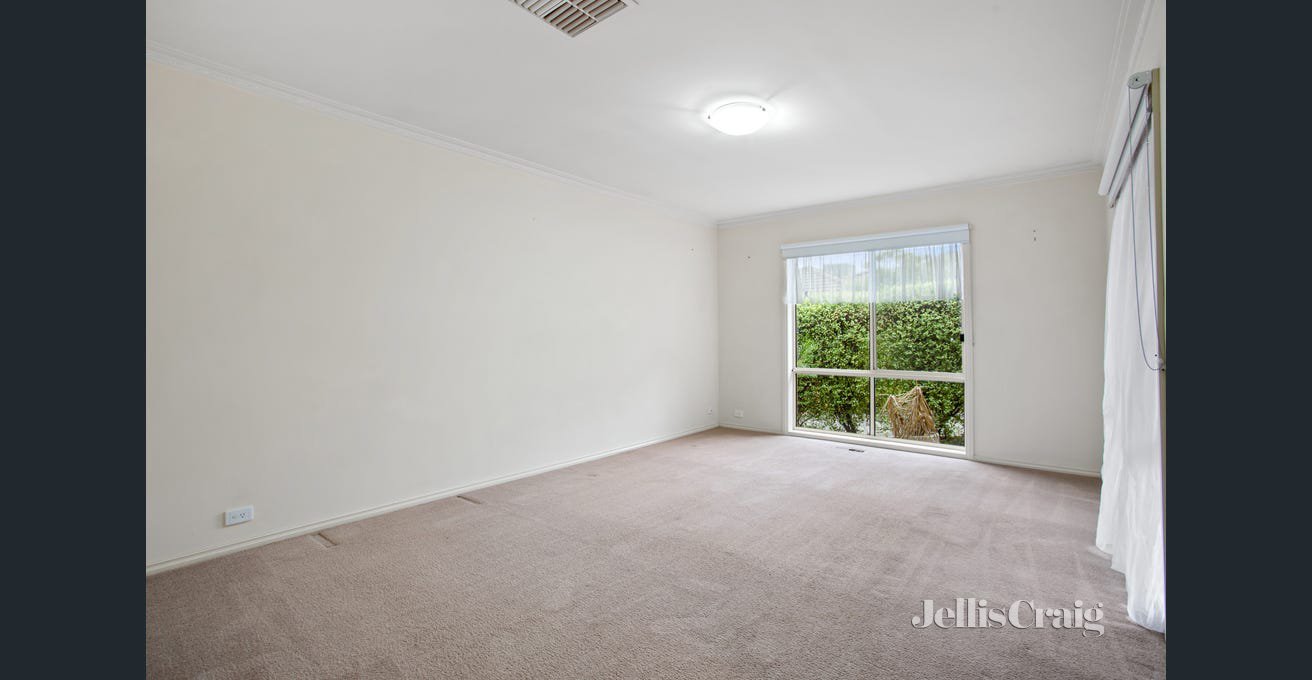 2/233 Nepean Street, Greensborough image 4