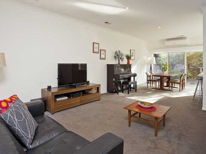 2/24 Lind Street, Strathmore image 5