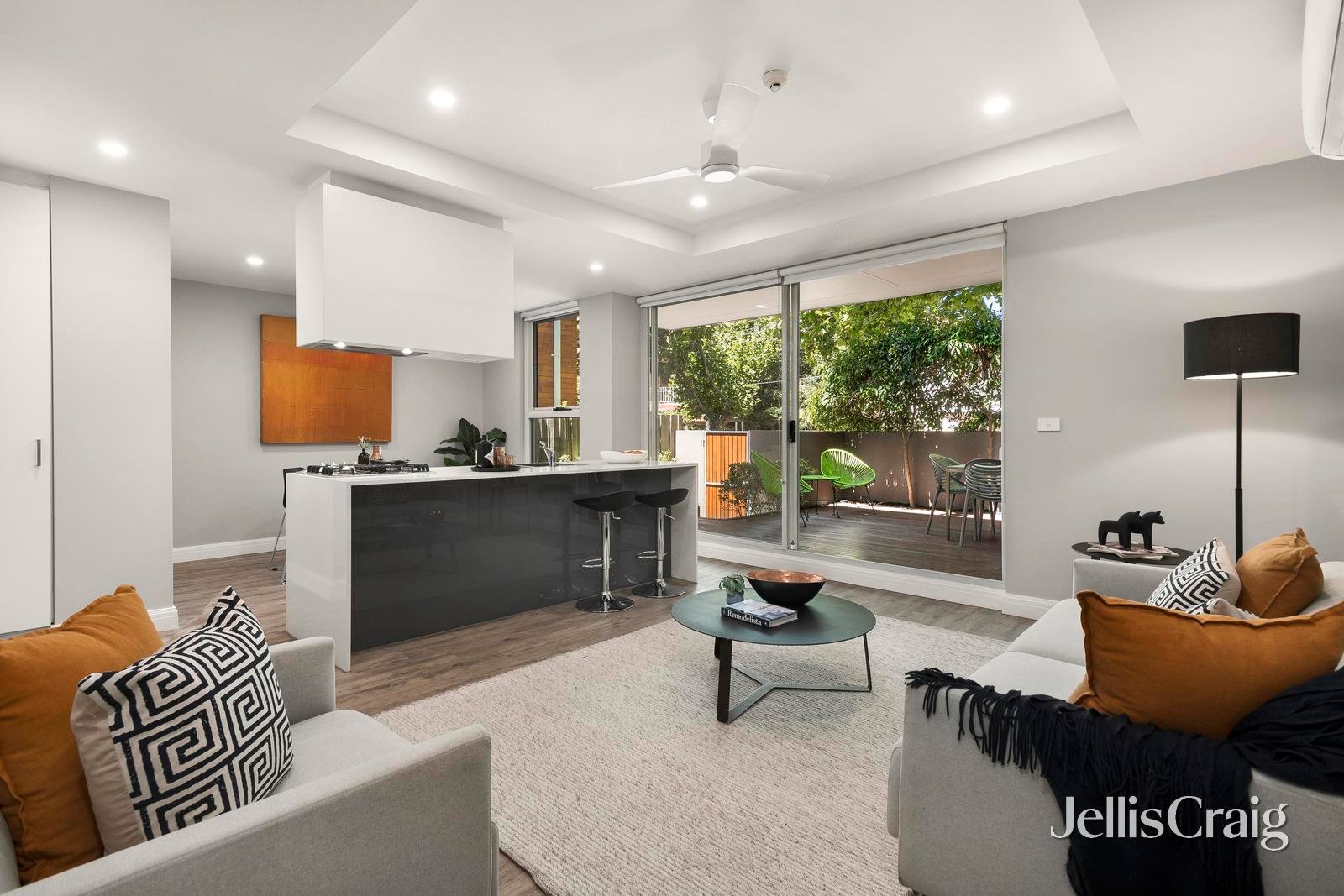 2/24 Pine Avenue, Elwood image 3