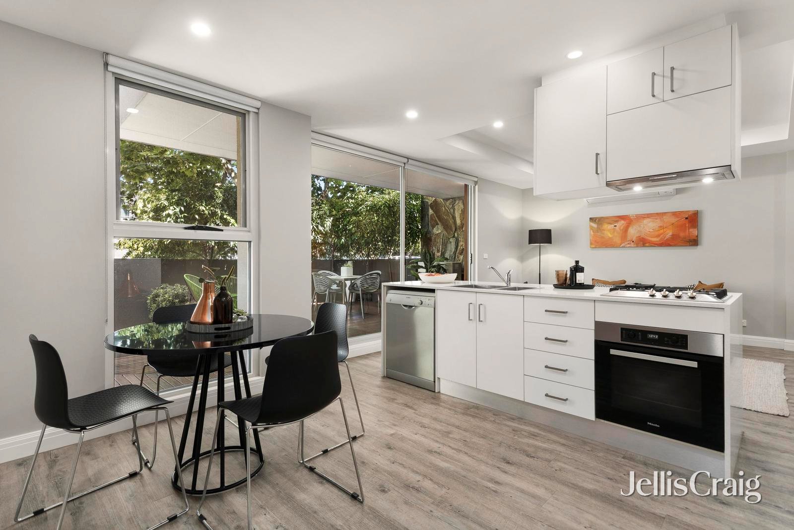 2/24 Pine Avenue, Elwood image 4