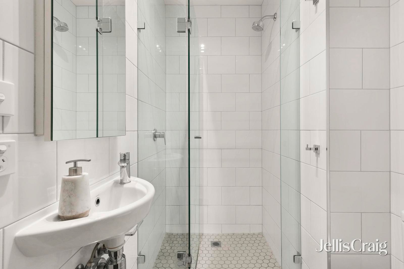 2/24 Pine Avenue, Elwood image 10