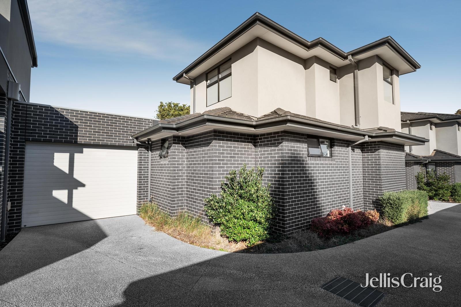 2/25 Bizley Street, Mount Waverley image 1