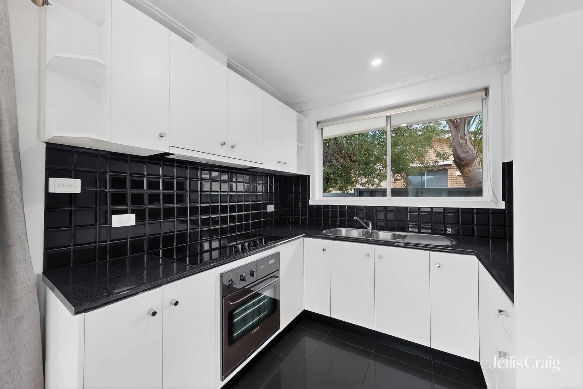 2/25 Christopher Crescent, Tullamarine image 1