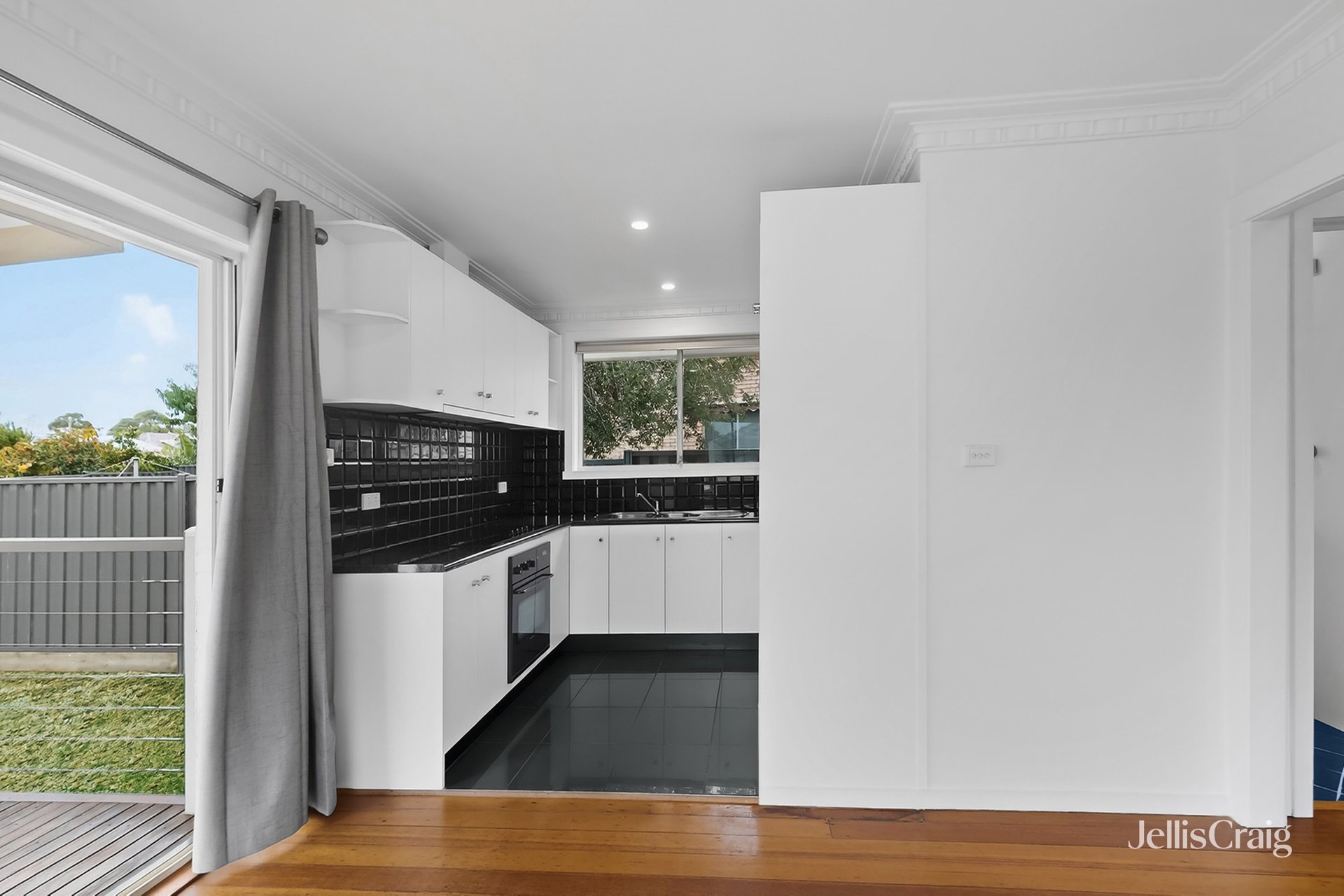 2/25 Christopher Crescent, Tullamarine image 2