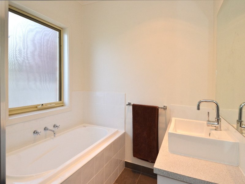 2/25 Nagle Drive, Belmont image 5