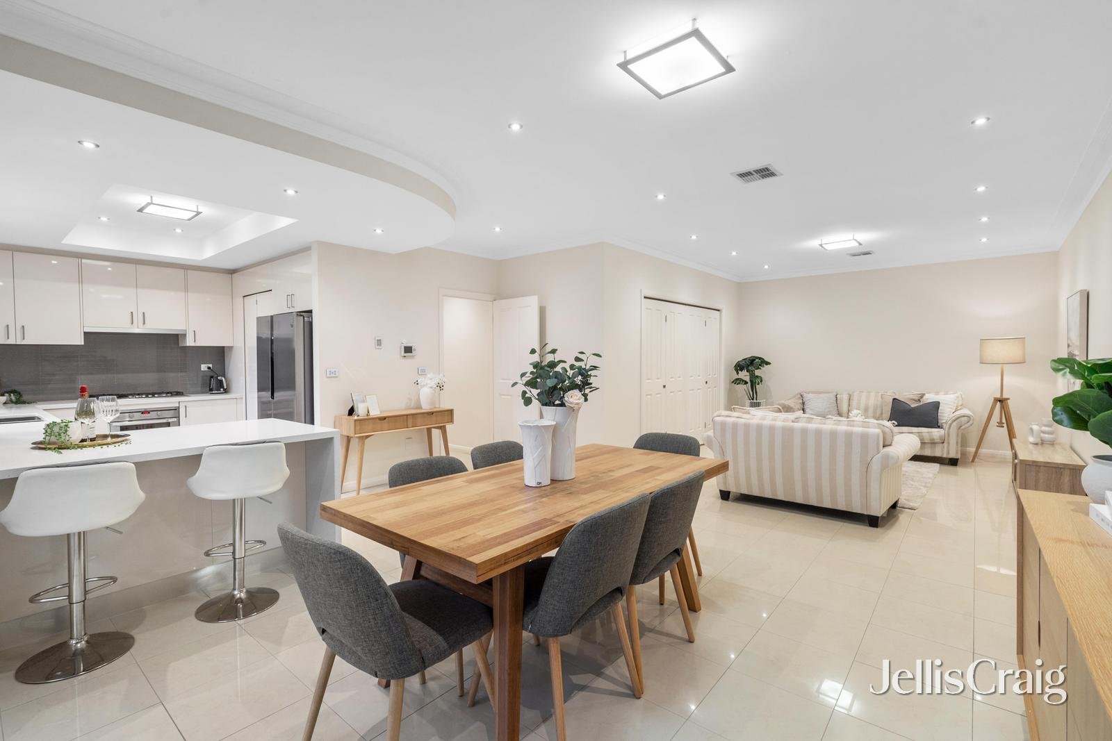2/25 Rob Roy Street, Glen Waverley image 2