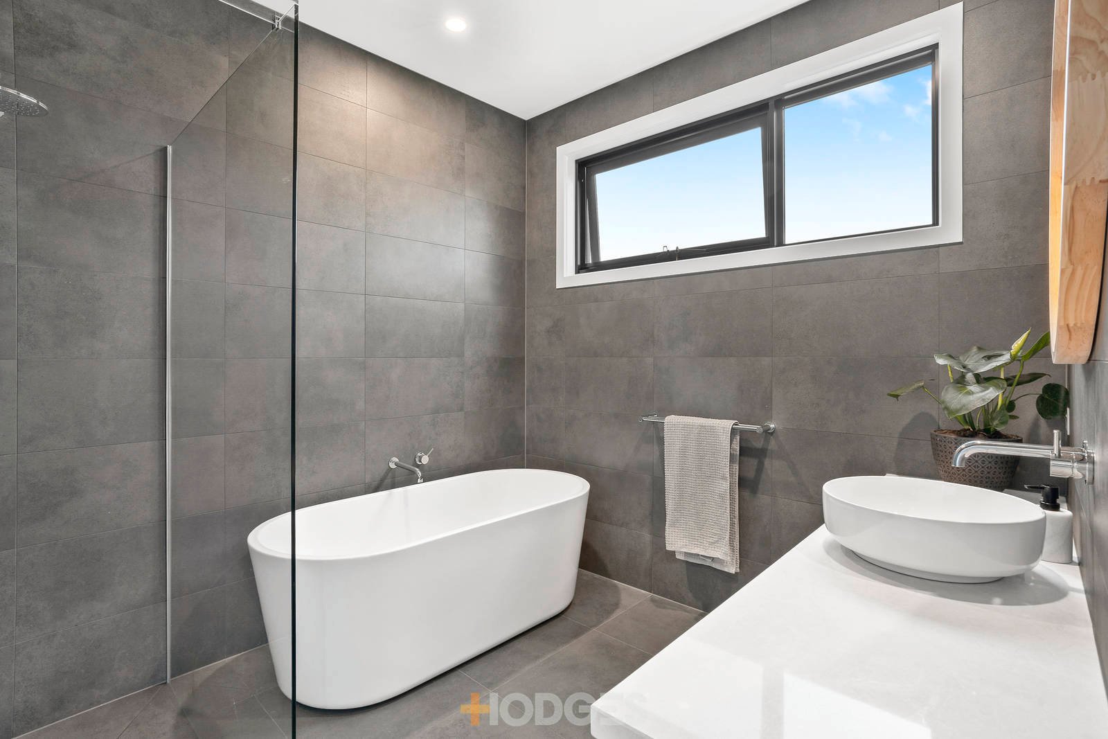 2 / 25 Sanglen Terrace Belmont