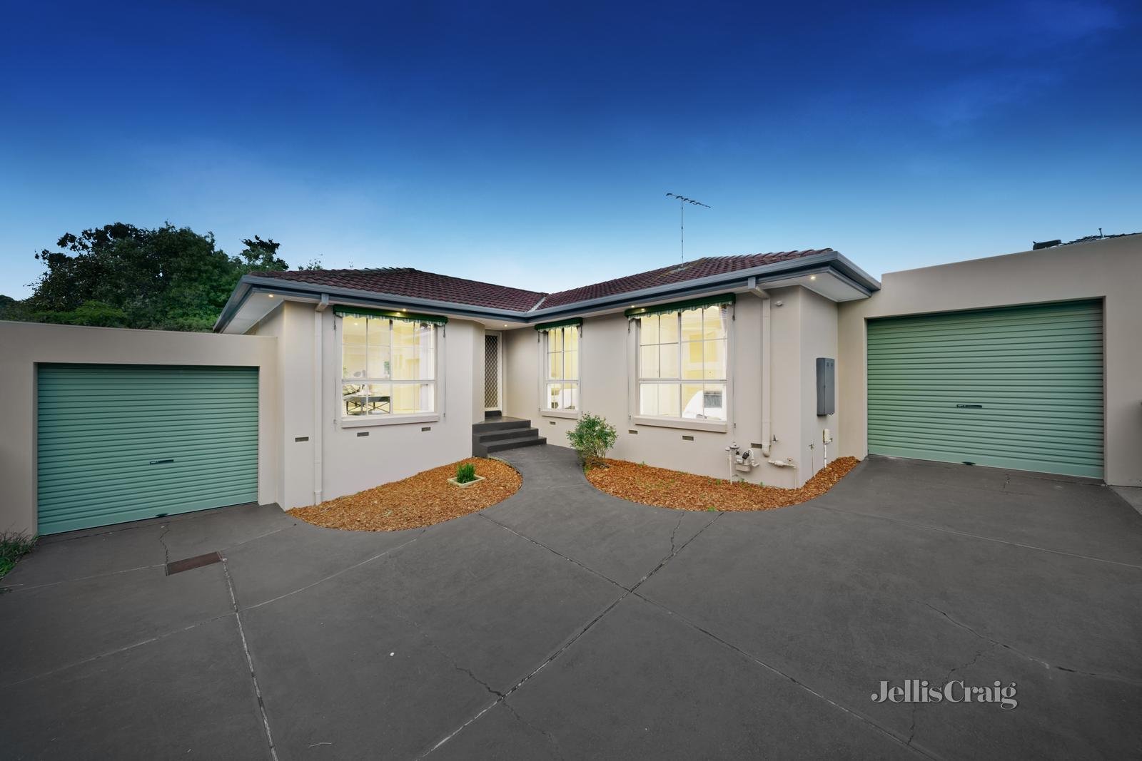 2/25 Thea Grove, Doncaster East image 1