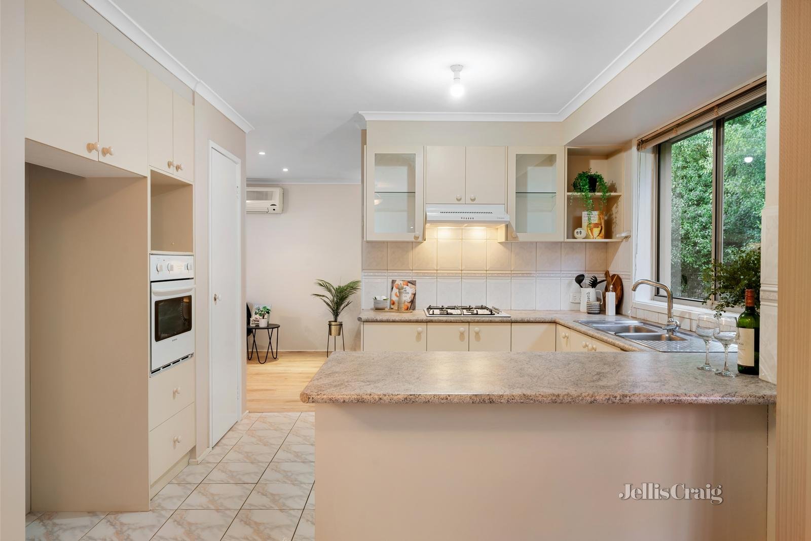 2/25 Thea Grove, Doncaster East image 3