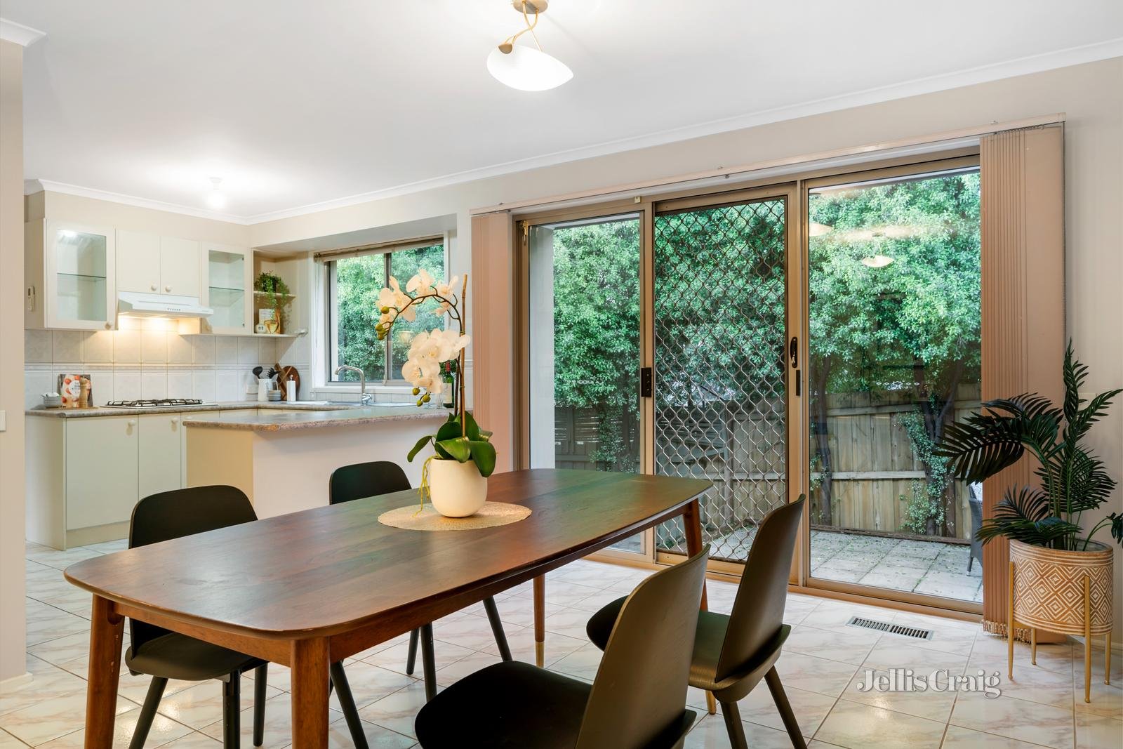 2/25 Thea Grove, Doncaster East image 5
