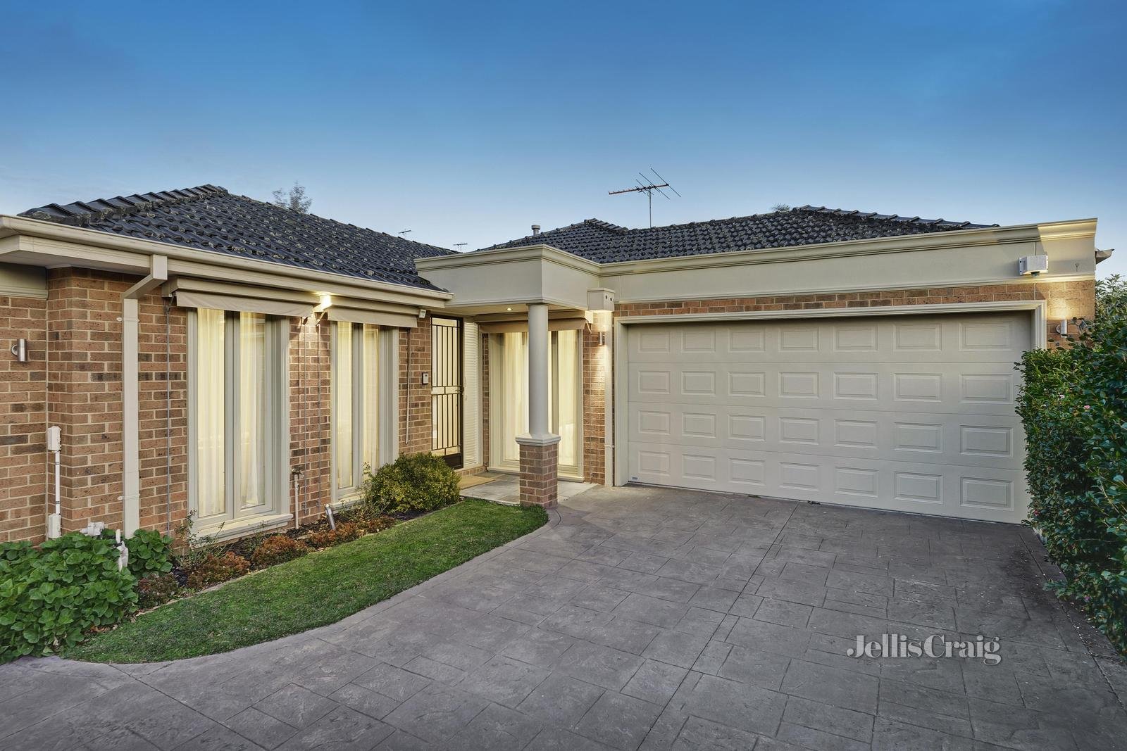 2/26 Winbourne Road, Mount Waverley image 1