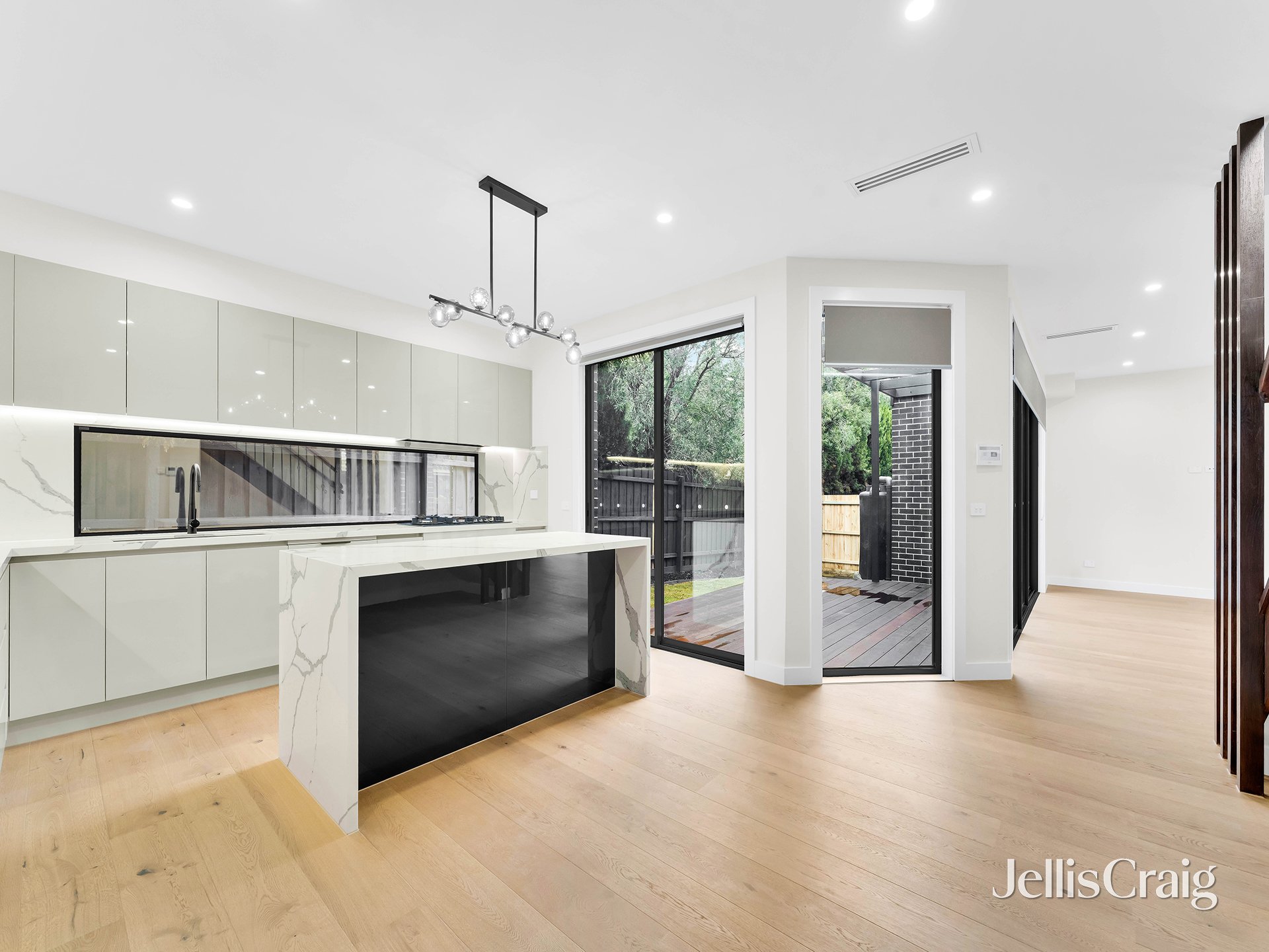 2/27 Adelaide Avenue, Mount&nbsp;Waverley image 2