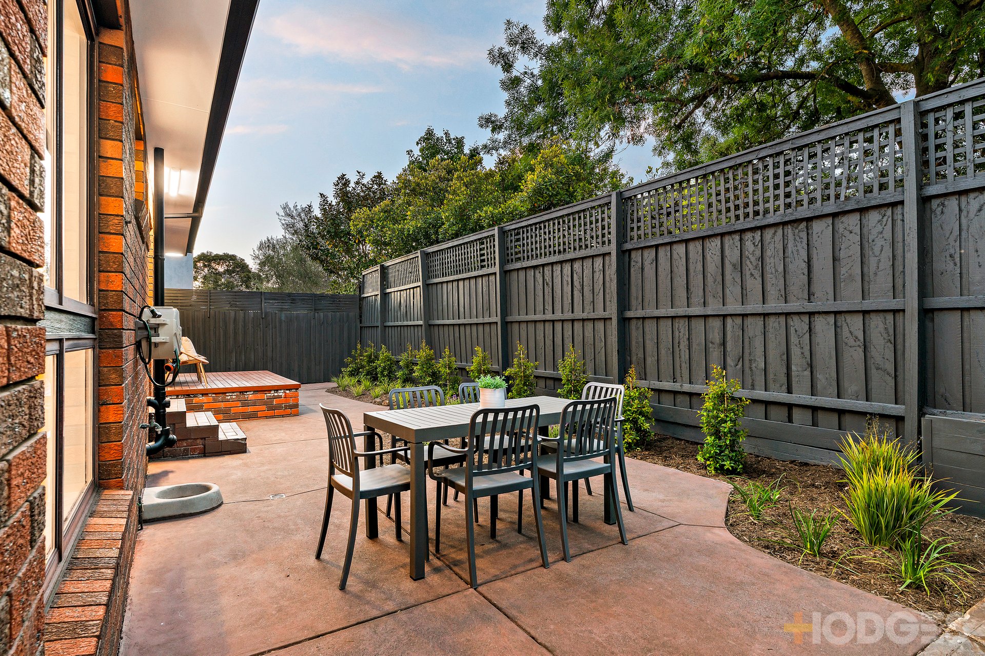 2 / 27 Crisp Street Hampton