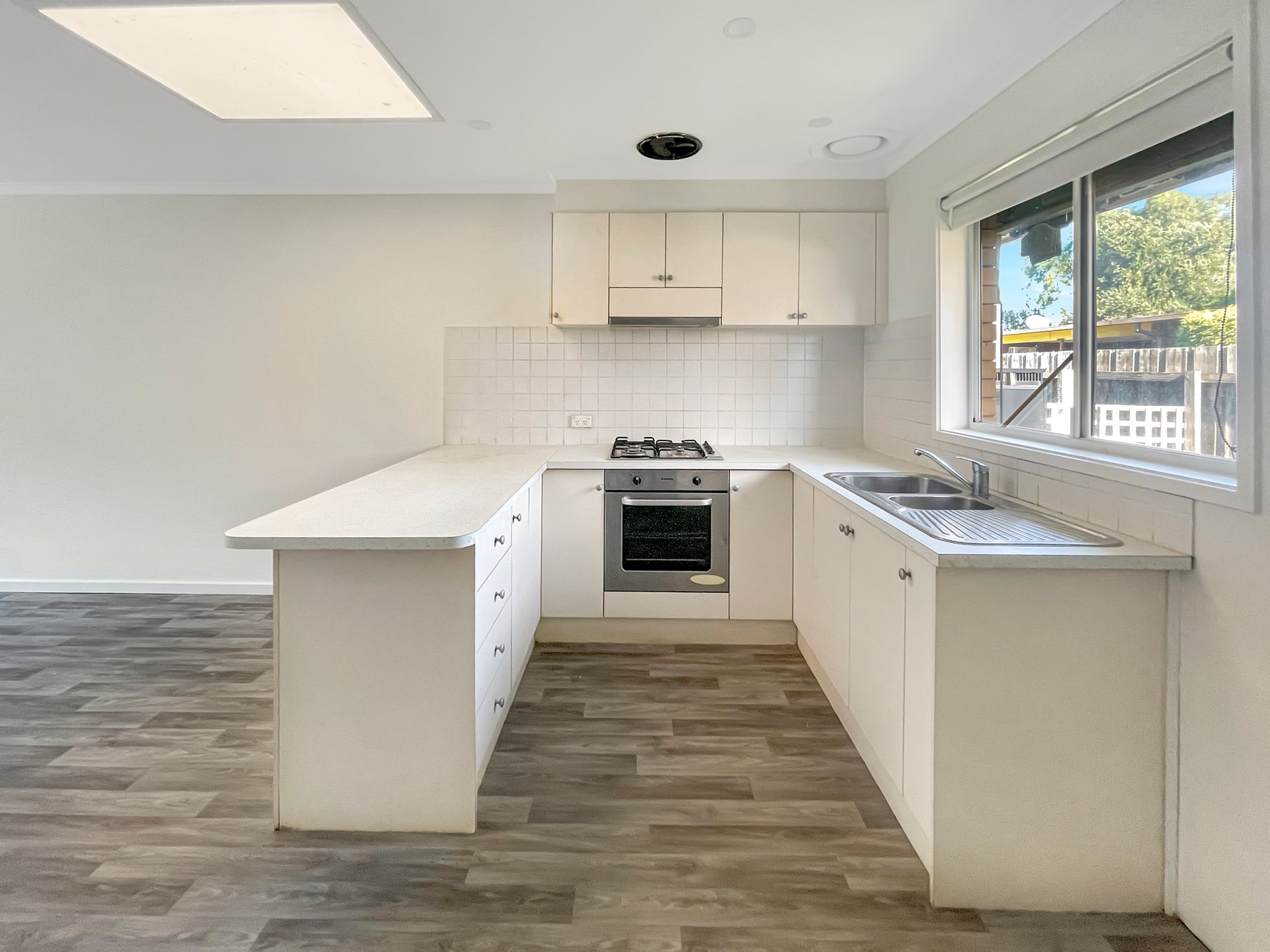 2/27 Isabella Street, Geelong West image 3