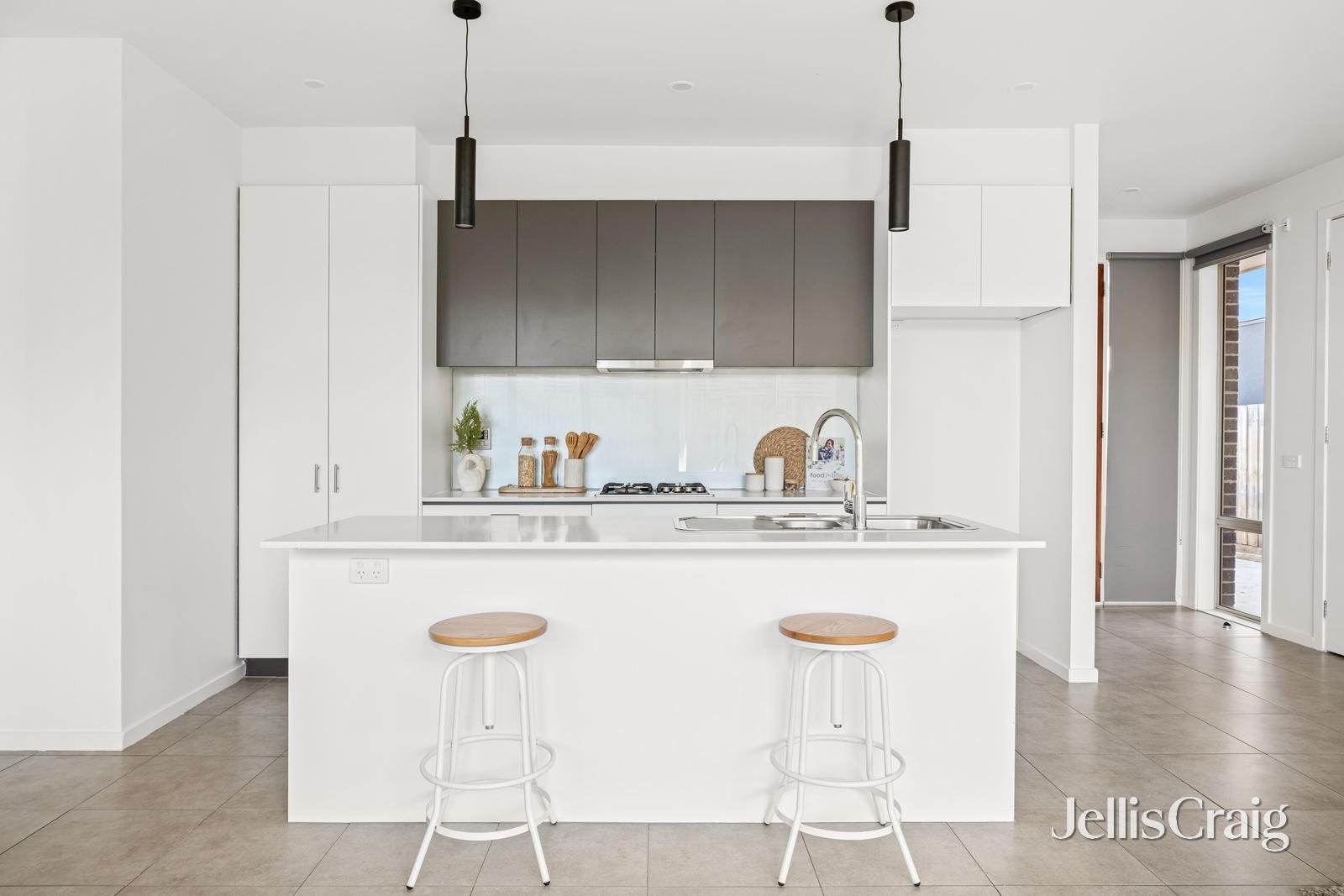 2/27 Kelso Street, Frankston image 3