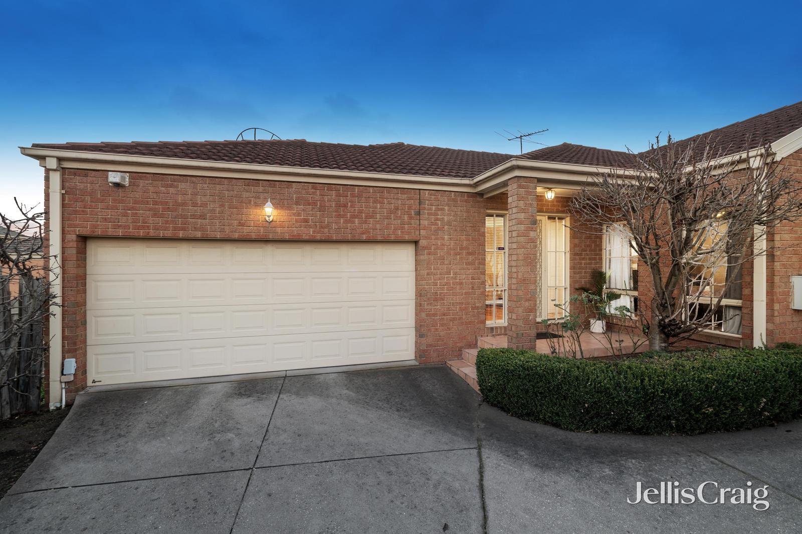 2/27 Mckenna Road, Glen Waverley image 1
