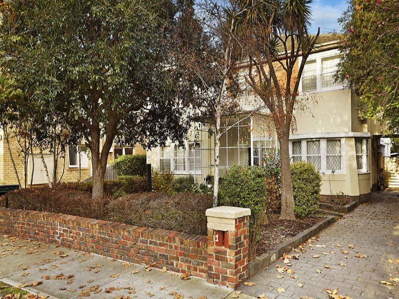2/27 Pine Avenue, Elwood image 2