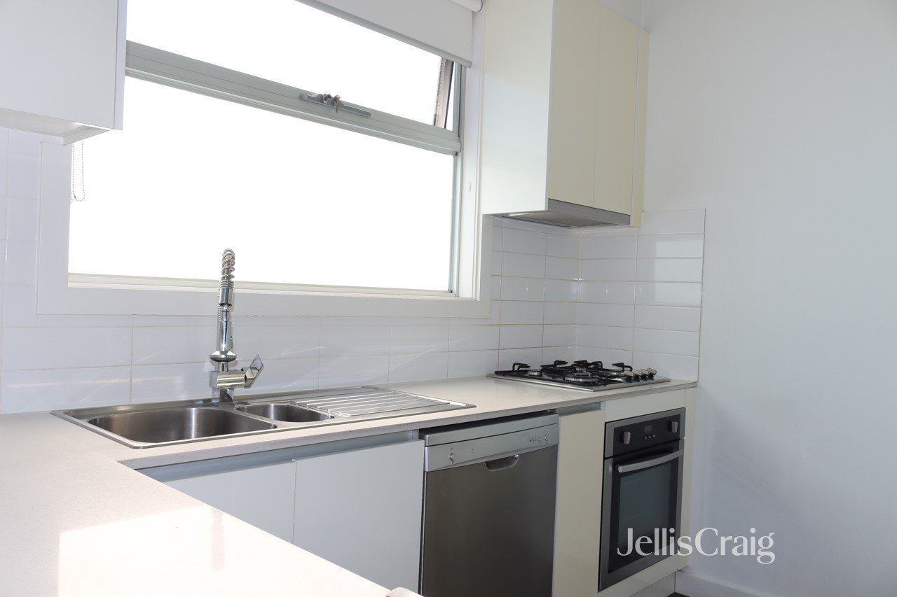 2/276 Reynard Street, Coburg image 3