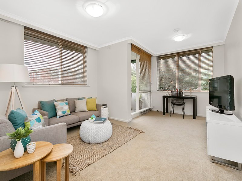 2/29 Pine Avenue, Elwood image 2