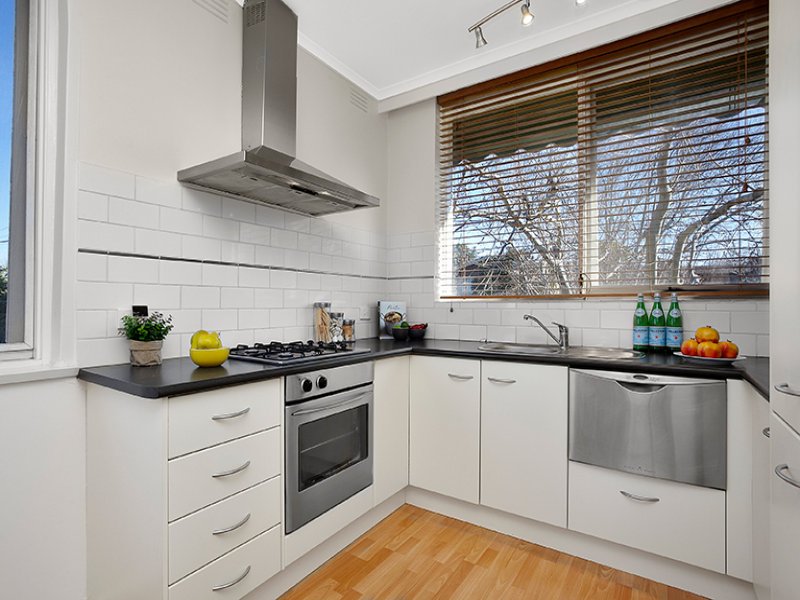 2/29 Pine Avenue, Elwood image 3