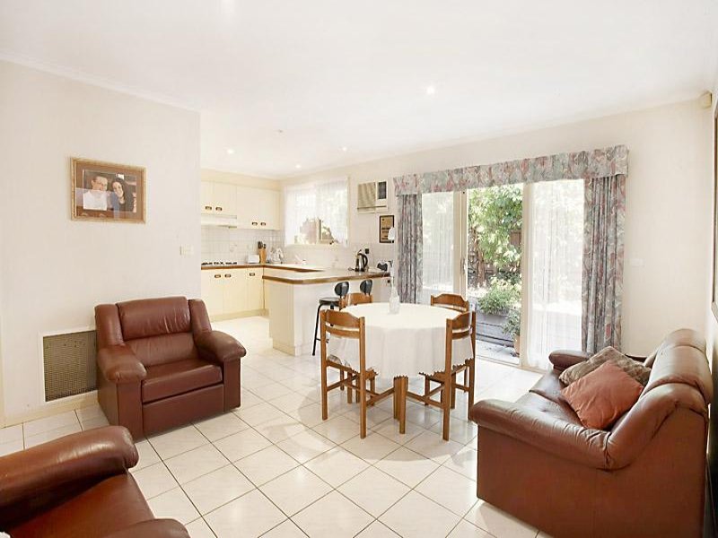 2/292 George Street, Doncaster image 3