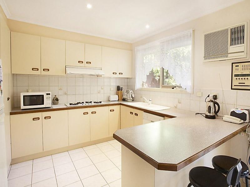 2/292 George Street, Doncaster image 4
