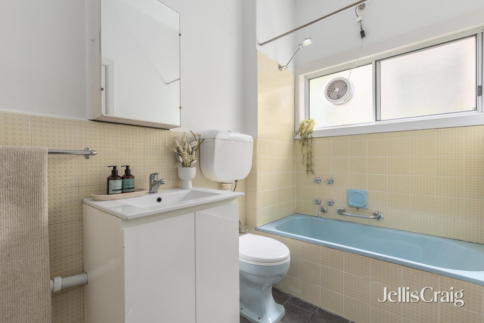 2/2A Burnie Street, Toorak image 4