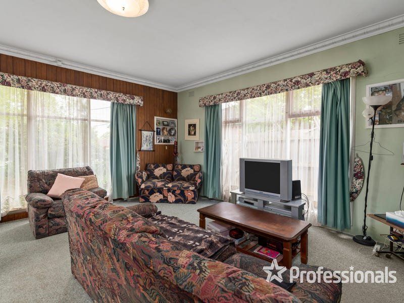 22A Jarvis Avenue, Croydon image 3