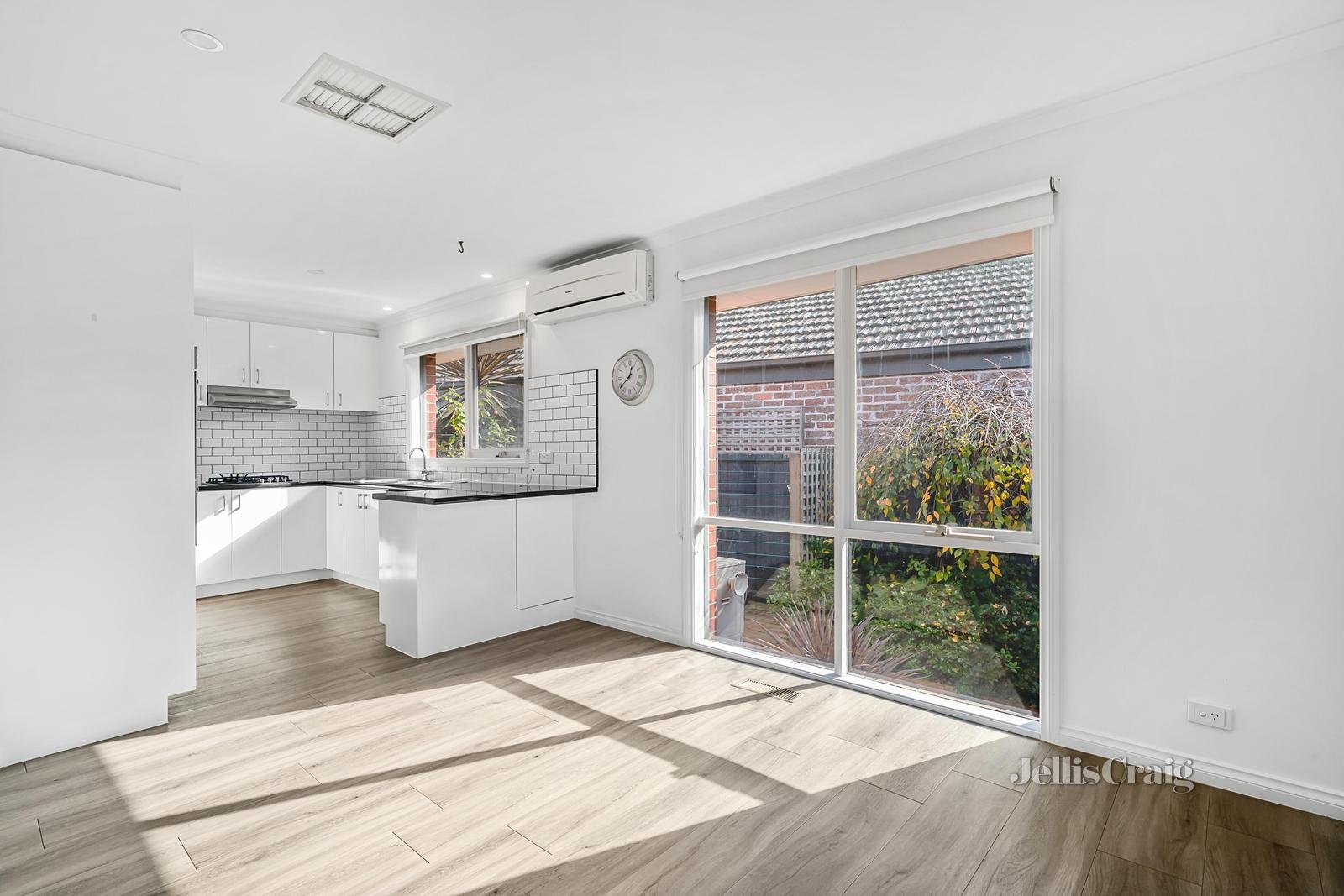 2/2A Wooddale Grove, Mitcham image 2