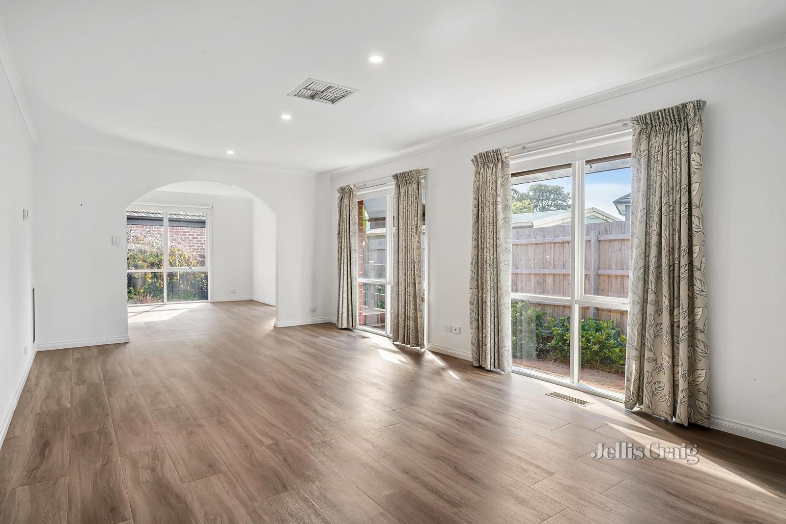 2/2A Wooddale Grove, Mitcham image 4