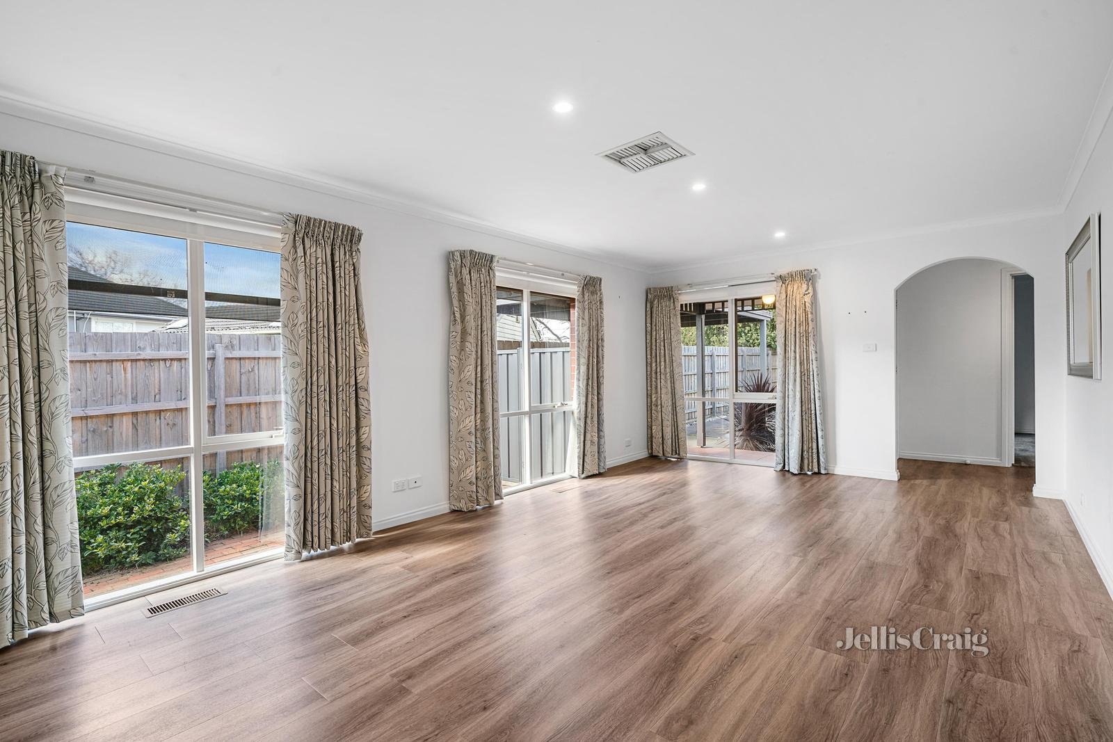 2/2A Wooddale Grove, Mitcham image 5