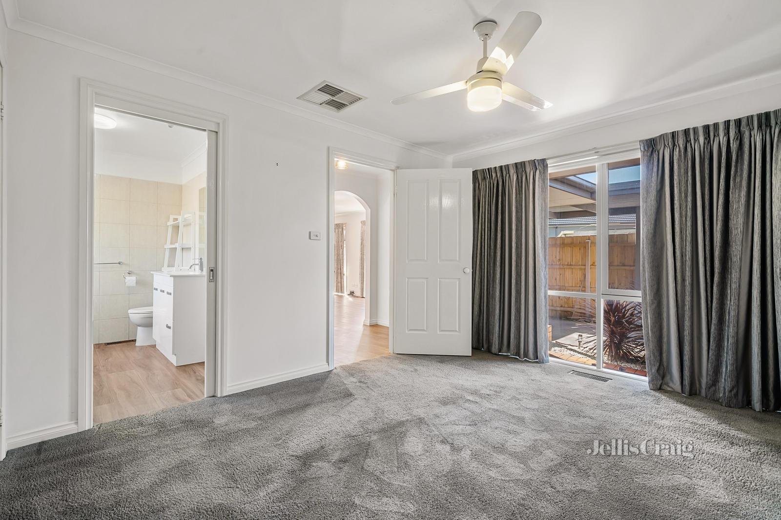 2/2A Wooddale Grove, Mitcham image 6